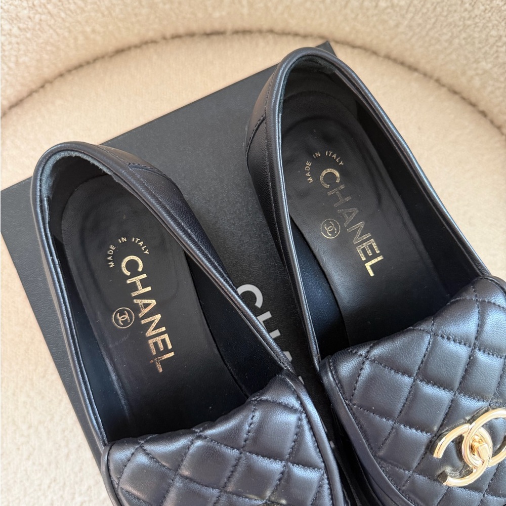 Chanel Classic Turnlock Loafers Flats Moccasins Black Lambskin Leather sz 38.5 - Picture 2 of 8